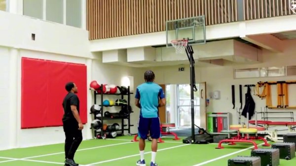 🏀胯下盘球 +投射命中!马杜埃凯在阿森纳练习 基地打篮球赛