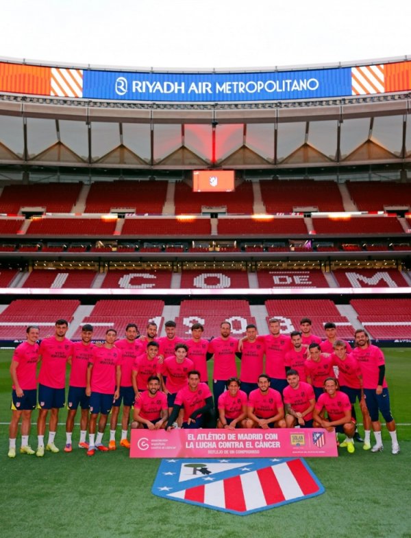 点赞！马竞球员身穿特别版运动活动    服  练习  ，宣传防治乳腺癌