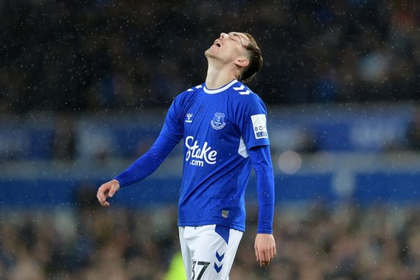 记者：纽卡、维拉、森林争夺埃弗顿中场球员加纳，球员合同明夏到期